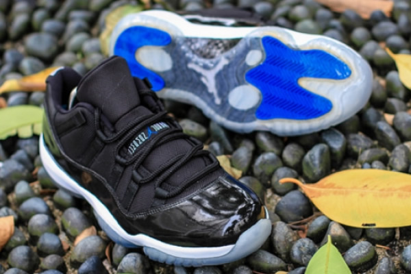 Air Jordan 11 Low (Classic)